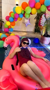 KatteMoss pool party Pic 2