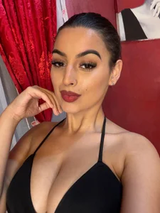 VallerieJones Confidence with a touch of red Immagine  5