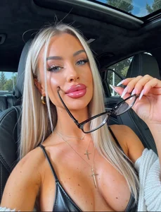 Awww_Ella Public Pic 3