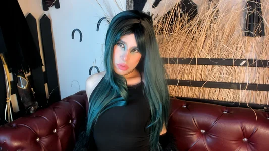 Lexxxxx_ IN THE STABLE BEING SEXY Foto 5