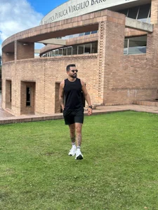 A LITTLE OUTDOOR TEASE 😈 od wilder__grey  4 snímek