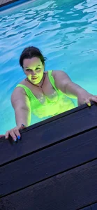 BubbleEmma pool time💧🌞🌊⛱️👙 Foto 4