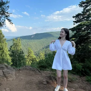 AmiLewis The grass tickles my heels😜 Pic 8