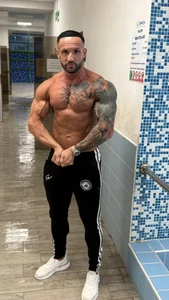 Me in gym od Magnificmuscles89  6 snímek