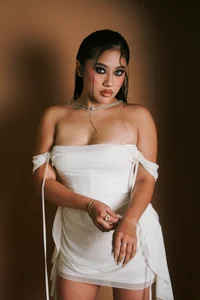 nicolle_pierce Im into white🤍 Foto 2