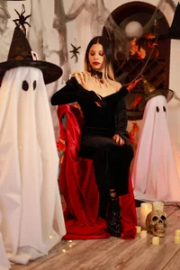 LadyAvalon Spooky season has come and Morticia Addams is here to fright you🎃👻🕸 Pic 2