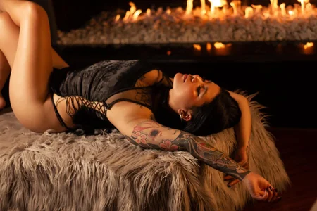 Nathalia_stone_ next to the fireplace it's hot♥ Bilde 3