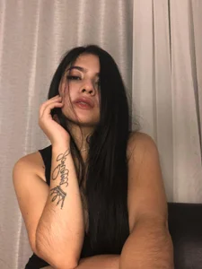 adara_johnson__ Your girl and your favorite color 🖤🖤 Foto 6