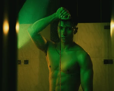 ApoloCruz Taking a shower Immagine  3