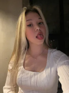 LinnBealee: Sitting in my coffee after studying ( 2 фото)