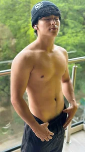 with some help, my body and skin look much better. 🫶🏻😚 de Liam_Chameliam  4 Imagens