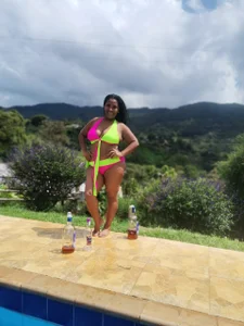 OliviaBurning POOL DAY! 💦 Immagine  2