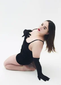 LaraBenson_ Public Pic 3