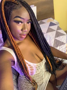 Emaaa-curvyy A bit of me🍒 Foto 4