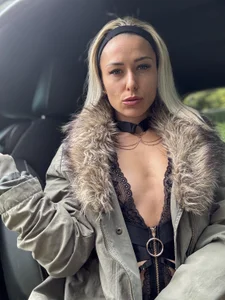 petrouchkaaa_ En voiture 🖤 Immagine  4