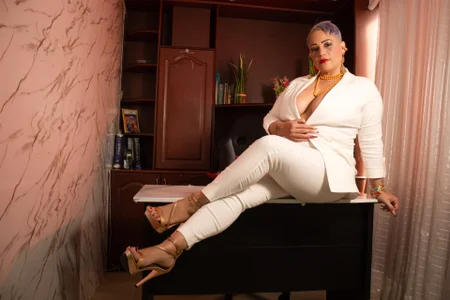 GianellaCox_ THE CHARM OF THE ELEGANT WHITE SUIT IN THE OFFICE Tweet Pic 3