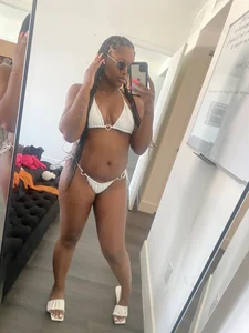 Voluptuousvee Public Bilde 5