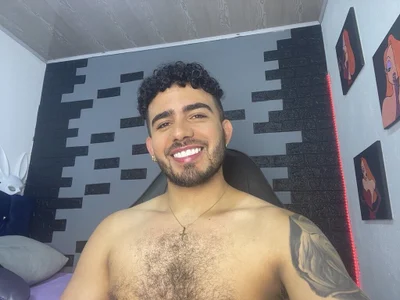 adamhairyのadam smilesの 3枚の写真