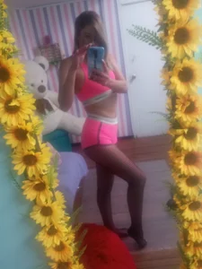 Pink is pretty, it looks pretty on me, don't you think? od Chanelll_Taylorr_  3 snímek