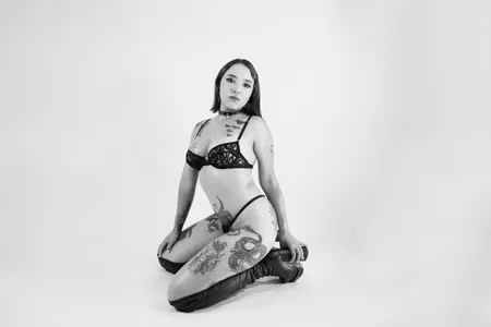 Alissa_Moon_ 🔥 Curves, tattoos, and bad intentions 🖤 💋 Sweet smile, wicked body 😈 Foto