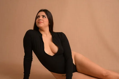 lizeth_x BLACK SUIT Pic 3