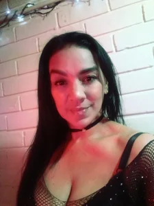 Mia-Velasquez hello im Mia  2টি ছবি