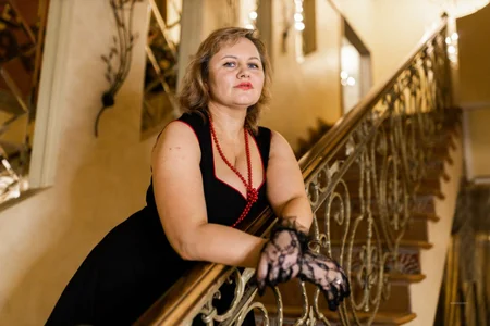 Nikki_March amazing curves Pic 9