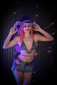 Paris_Petit your favorite cowgirl🐴❤️ Billede 9
