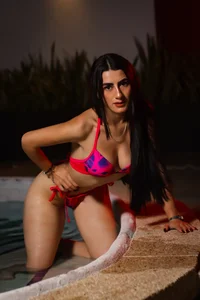 DanielaMedinaa Sexy piece of me in the pool Foto 5