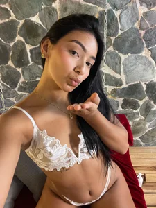 MeganCruzGB some pictures in my new favorite room ❤🔥 Pic 5