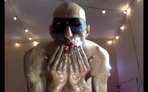 HandsomeAlfie Blowing you a kiss in a golden glow👄 Pic 2