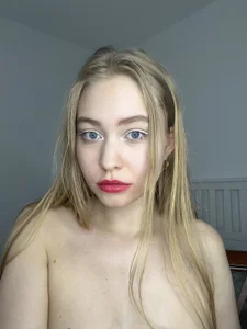 AmazovaAny red lipstick Foto 4