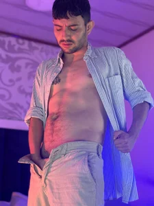 VynnyBlacke_ SHIRT ON. PANTS TIGHT. DESIRE UNDENIABLE🖤 Hình