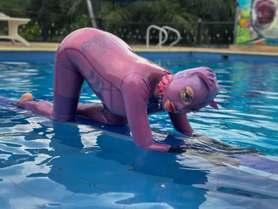 psychodoll_11Pool in latex Bild 4