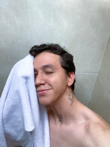 aaronthomas_ fun in the bathroom Pic 6
