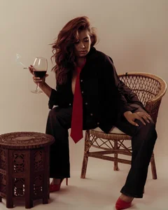 Annia-Greco I like the nights that invite you to stay a little longer🍷 Pic 3