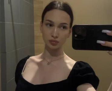 EmikoMenasco Public  4 снимка