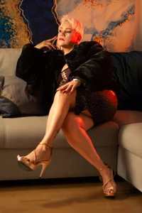 GianellaCox_ Do you want to try my sofa!! 😈😈 Pic 4