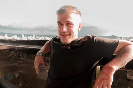 keane_lee_ 😏 That smile is just the beginning. Immagine 