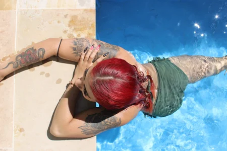 selene_red_ IN THE POOL Pic 3