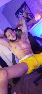 jonas_conor: How does yellow look on me? 💛 ( 4 фото)