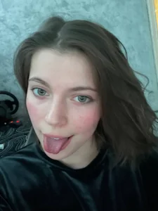 CutieAnny Showing my tongue Foto 2