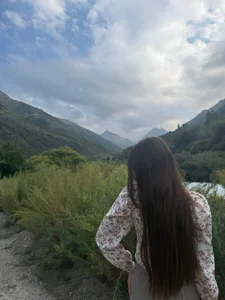 JackieWebb Mountains behind me, river somewhere close, and that soft wind messing with my hair 🌿✨ зображення