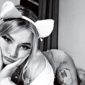 April_LoveUK Public Pic 6