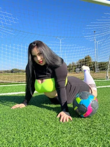 Nikki_Kardashianwill you play with me? what about football? hahaha图片 5