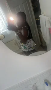 KieraMiles Public Foto 4
