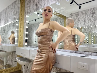 Sexy Bald 😏🤤 de Camila_Chainn  5 photos