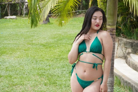 Lana_del_rey_ Pool and palms Foto 6