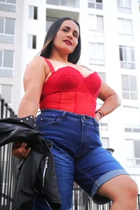 Sara_Charmy✨ Between cement and lights, the city is also my catwalk.图片 2