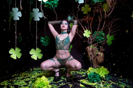 Arii_moon 🌈 "I'm still naked under the clover..." 😈 Pic 2